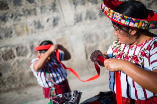 トコヤルを巻く女性｜グアテマラでの撮影